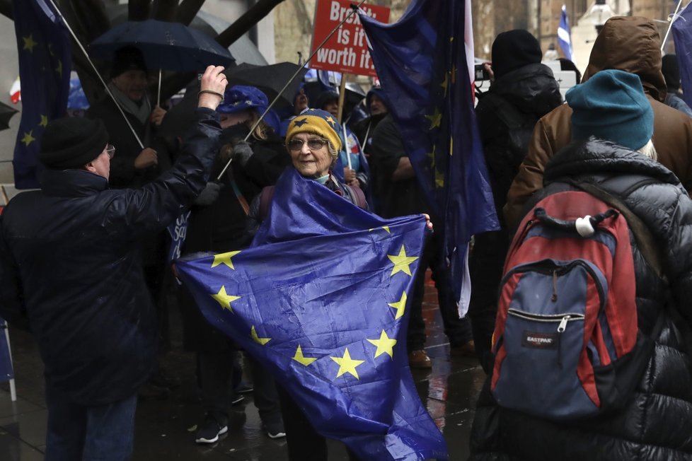 Brexit rozdělil britskou společnost. Řada lidí si přeje zůstat v EU, další odejít. Poslanci se nemůžou dohodnout na podobě rozvodové smlouvy.