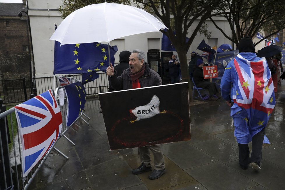 Brexit rozdělil britskou společnost. Řada lidí si přeje zůstat v EU, další odejít. Poslanci se nemůžou dohodnout na podobě rozvodové smlouvy.