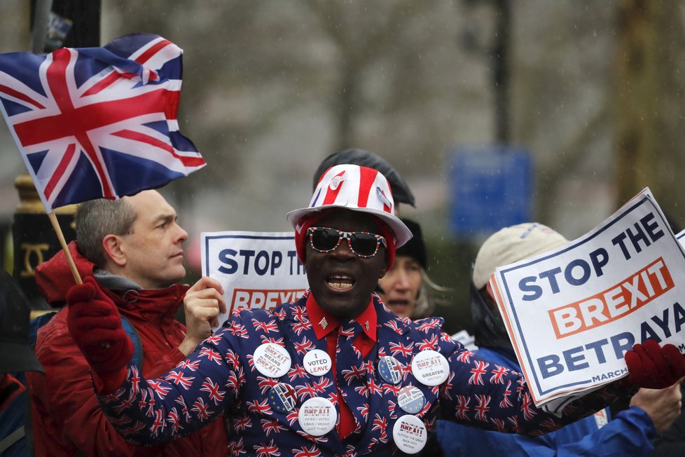 Brexit rozdělil britskou společnost. Řada lidí si přeje zůstat v EU, další odejít. Poslanci se nemůžou dohodnout na podobě rozvodové smlouvy.