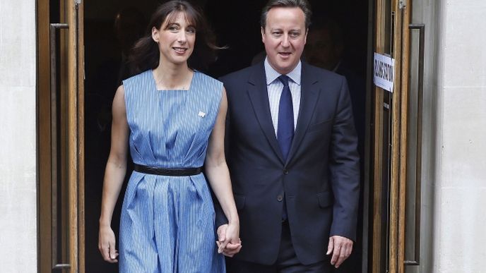 Síly stoupenců a odpůrců "brexitu" jsou vyrovnané. Na snímku britský premiér David Cameron s manželkou Samanthou opouští volební místnost.