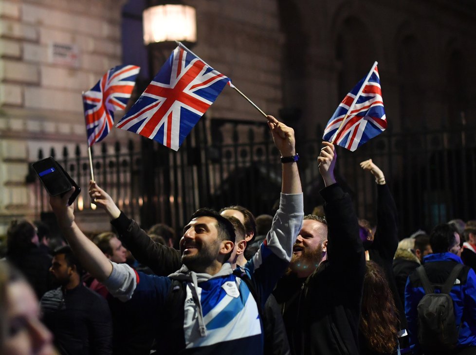 Britové slavili vystoupení země z Evropské unie (1.2.2020)
