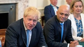 Britský premiér Boris Johnson a bývalý ministr financí Sajid Javid