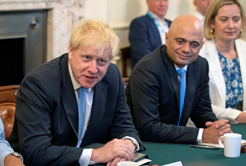 Britský premiér Boris Johnson a bývalý ministr financí Sajid Javid (13.2.2020)