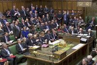 Těsná výhra Mayové: Tvrdý brexit poslanci odmítli, bez dohody z EU jít nechtějí