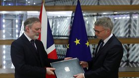 Britská rozlučka v Bruselu kvůli brexitu: Britský velvyslanec při EU Tim Barrow (vlevo)