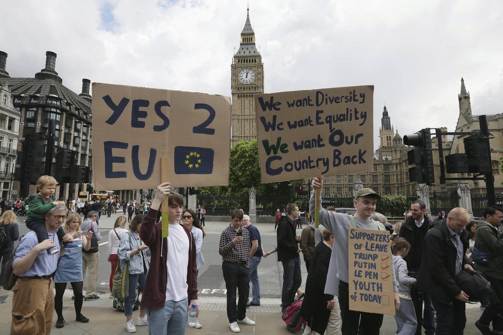 Britský parlament se nemůže shodnout, kdy aktivovat článek 50 Lisabonské smlouvy, kterým zahájí brexit.