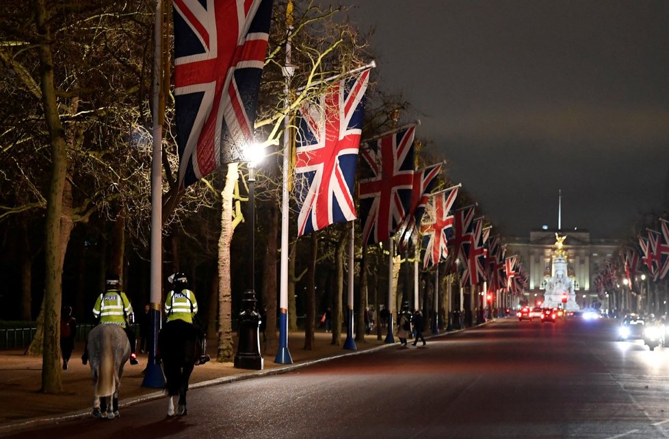 Britské vlajky vlají na jednom z londýnských bulvárů.