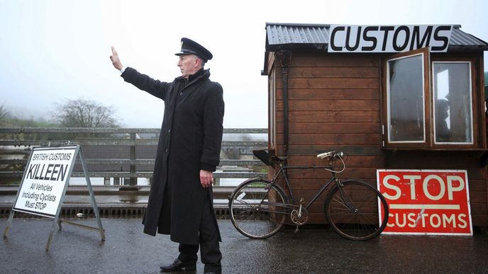 Muž protestuje proti brexitu, v rámci demonstraci si zbudoval hraniční přechod mezi Irskem a Severním Irskem.