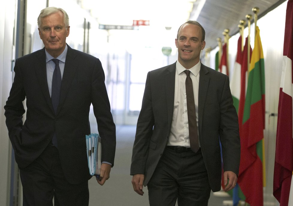 Hlavní vyjednávači brexitu, za EU Michel Barnier, za Velkou Británii ministr pro brexit Dominic Raab.