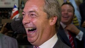 Nigel Farage (UKIP) slaví. Velká Británie vystupuje z EU.