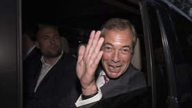 Nigel Farage (UKIP) slaví. Velká Británie vystupuje z EU.