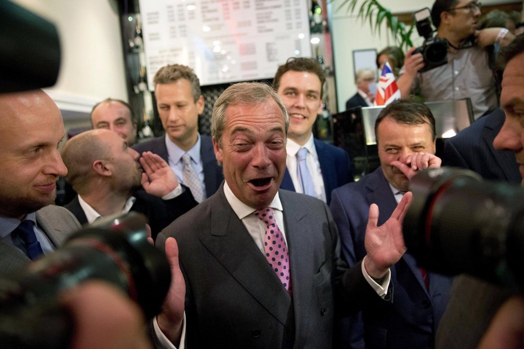 Nigel Farage (UKIP) slaví. Velká Británie vystupuje z EU.