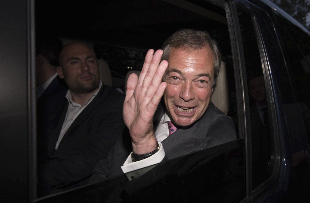 Nigel Farage (UKIP) slaví. Velká Británie vystupuje z EU.