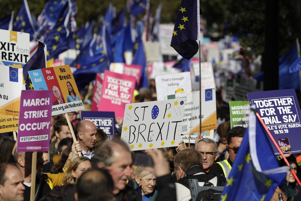 Lidé v centru Londýna demonstrují za setrvání Velké Británie v Evropské unii (19. 10. 2019)