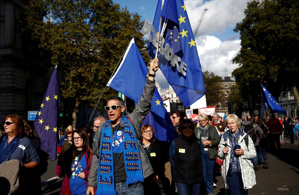 Lidé v centru Londýna demonstrují za setrvání Velké Británie v Evropské unii. (19. 10. 2019)