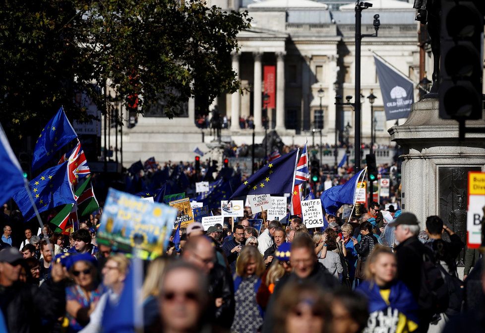 Lidé v centru Londýna demonstrují za setrvání Velké Británie v Evropské unii (19. 10. 2019)