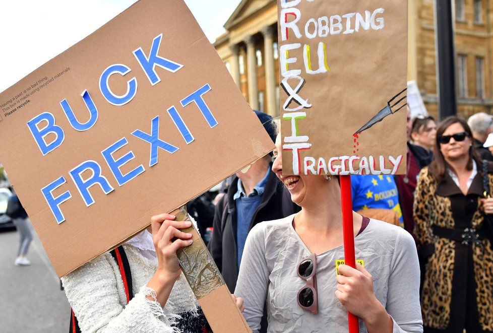 Lidé v centru Londýna demonstrují za setrvání Velké Británie v Evropské unii. (19. 10. 2019)