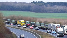 Podle předpovědi sestavené úřadem vlády nebude možná až 85 procent dopravců zajišťujících svými nákladními automobily obchodní kontakt s Evropou připraveno na francouzské celní kontroly