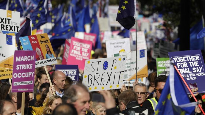 Lidé v centru Londýna demonstrují za setrvání Velké Británie v Evropské unii (19. 10. 2019)