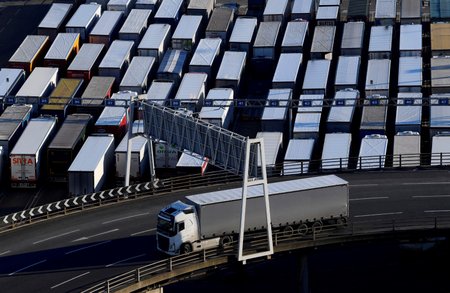 Podle předpovědi sestavené úřadem vlády nebude možná až 85 procent dopravců zajišťujících svými nákladními automobily obchodní kontakt s Evropou připraveno na francouzské celní kontroly