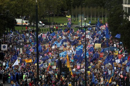 Lidé v centru Londýna demonstrují za setrvání Velké Británie v Evropské unii (19. 10. 2019)