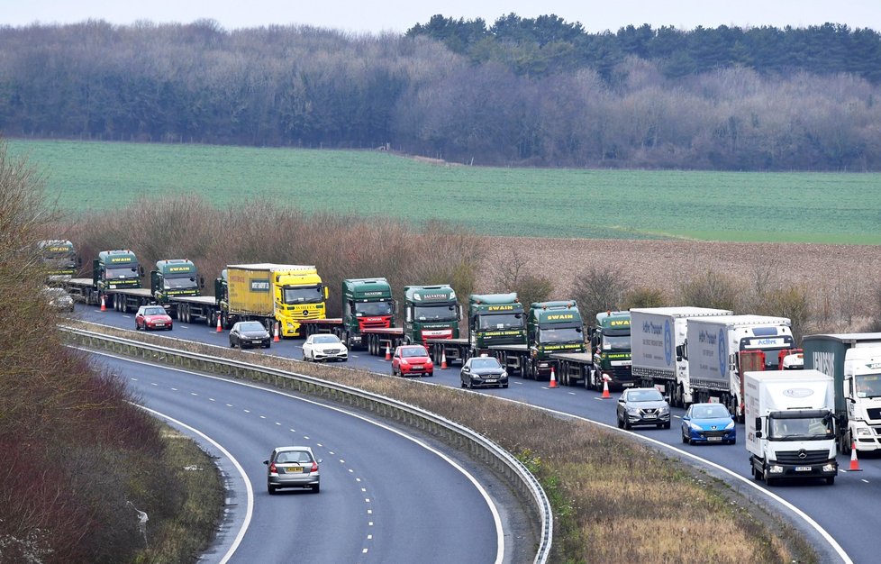 Podle předpovědi sestavené úřadem vlády nebude možná až 85 procent dopravců zajišťujících svými nákladními automobily obchodní kontakt s Evropou připraveno na francouzské celní kontroly.