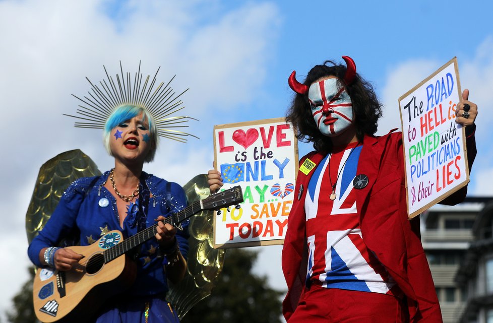 Po vítězství konzervativců u voleb se Britové musí s brexitem smířit, nepomůžou jim ani protesty, (13.12.2019).