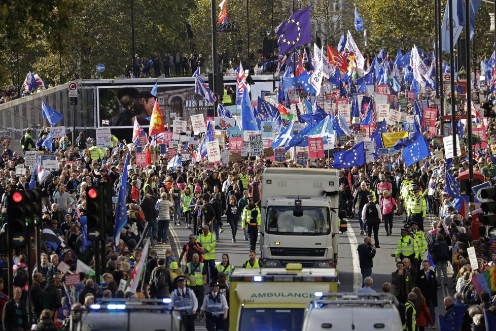 Lidé v centru Londýna demonstrují za setrvání Velké Británie v Evropské unii. (19. 10. 2019)