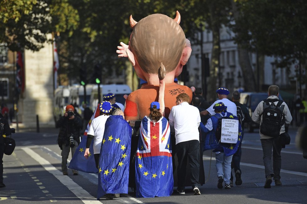 Lidé v centru Londýna demonstrují za setrvání Velké Británie v Evropské unii. (19. 10. 2019)