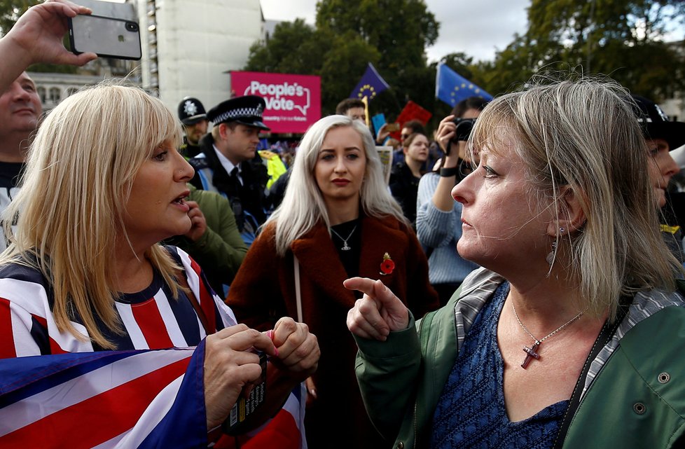 Lidé v centru Londýna demonstrují za setrvání Velké Británie v Evropské unii. (19. 10. 2019)