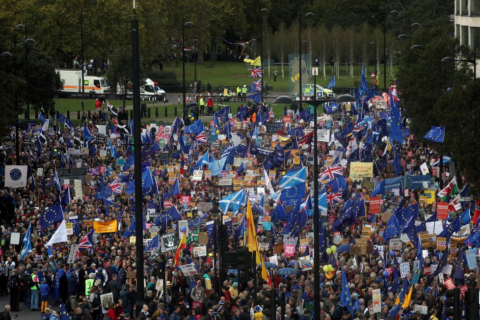 Po vítězství konzervativců u voleb se Britové musí s brexitem smířit, nepomůžou jim ani protesty, (13.12.2019).