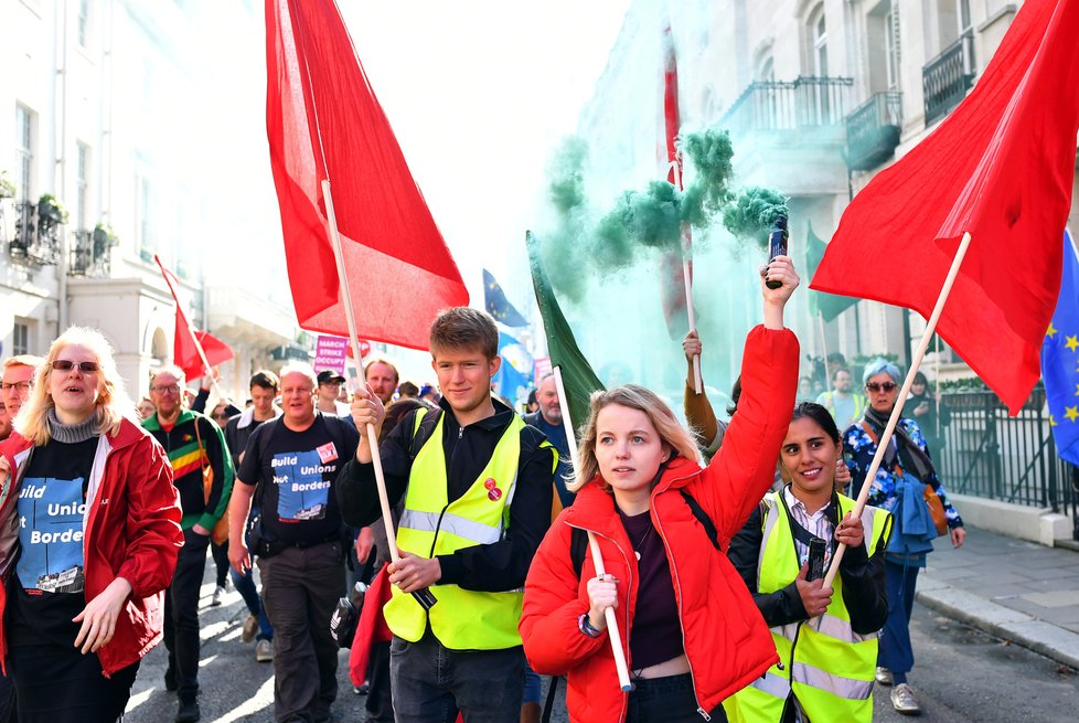 Lidé v centru Londýna demonstrují za setrvání Velké Británie v Evropské unii (19. 10. 2019).