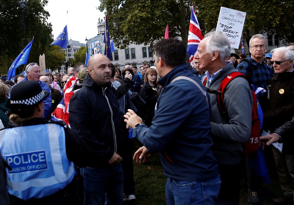 Po vítězství konzervativců u voleb se Britové musí s brexitem smířit, nepomůžou jim ani protesty, (13.12.2019).