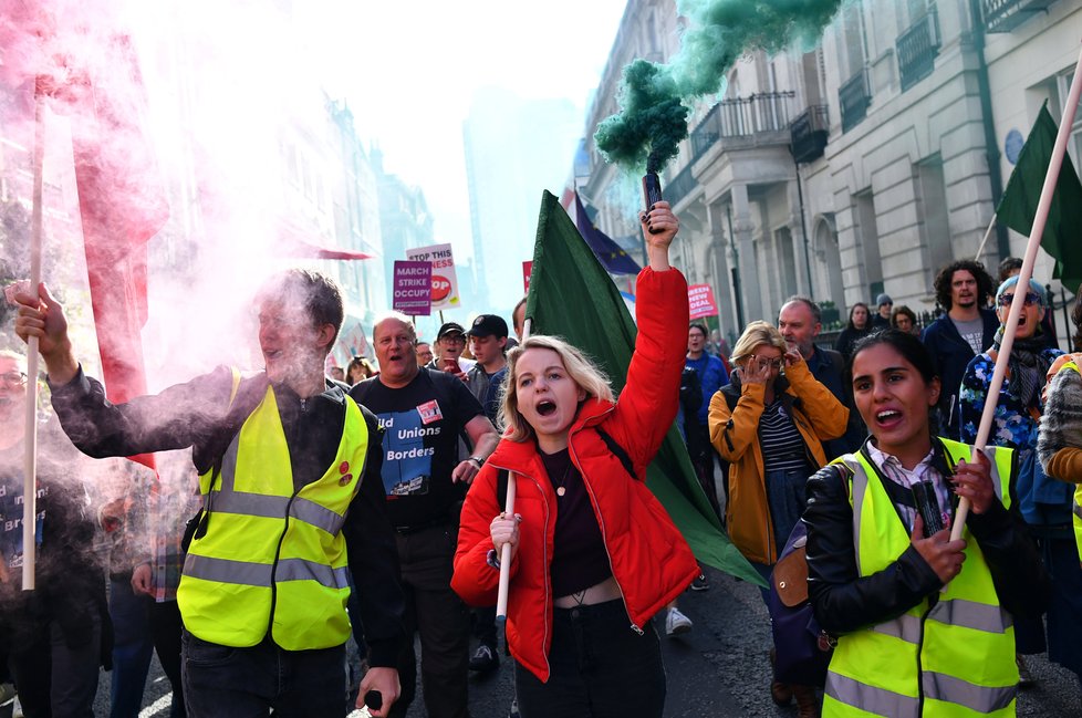 Lidé v centru Londýna demonstrují za setrvání Velké Británie v Evropské unii. (19. 10. 2019)