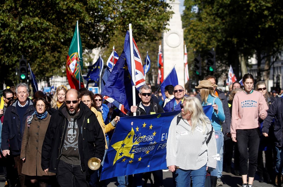 Po vítězství konzervativců u voleb se Britové musí s brexitem smířit, nepomůžou jim ani protesty, (13.12.2019).