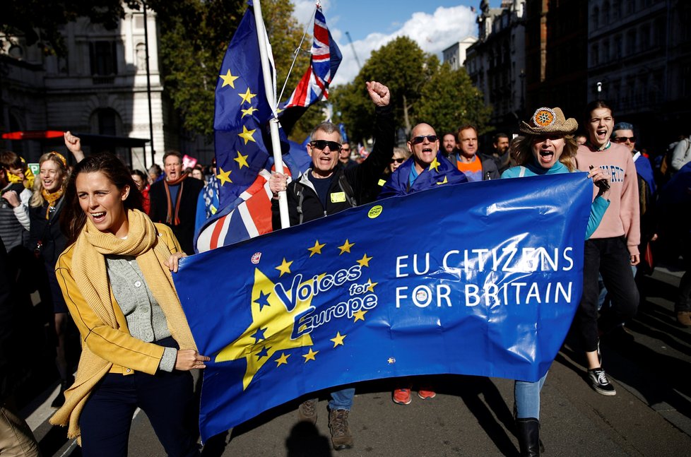 Po vítězství konzervativců u voleb se Britové musí s brexitem smířit, nepomůžou jim ani protesty, (13.12.2019).