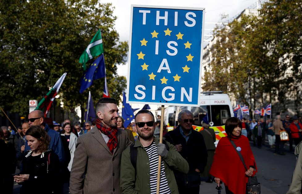 Lidé v centru Londýna demonstrují za setrvání Velké Británie v Evropské unii. (19. 10. 2019)
