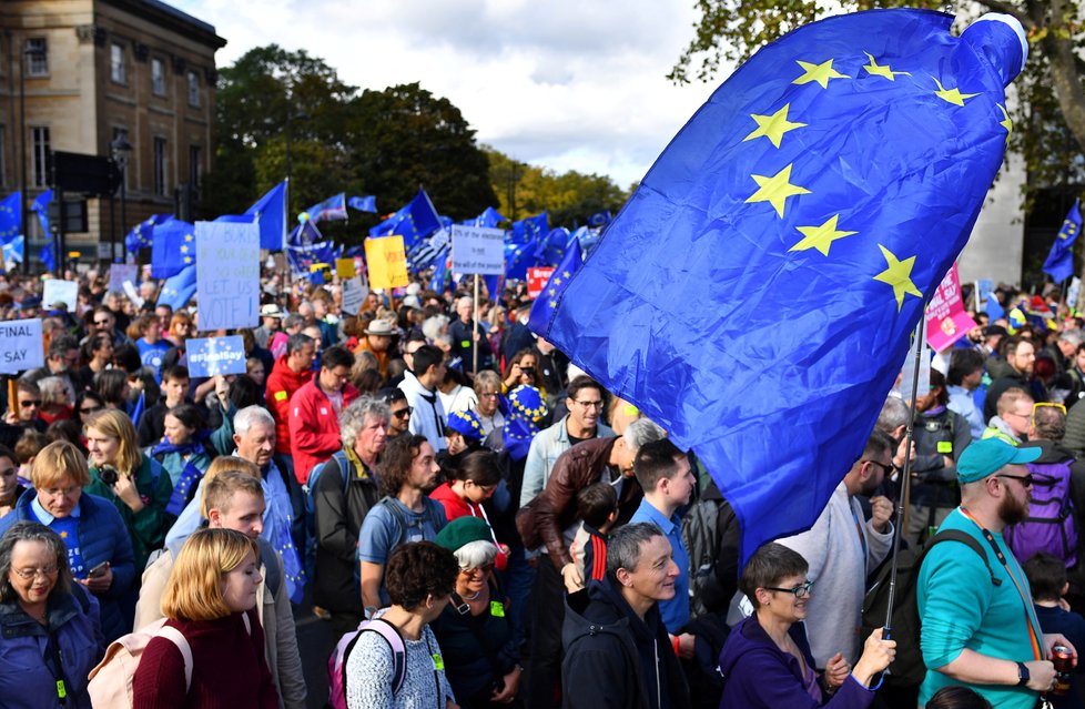 Lidé v centru Londýna demonstrují za setrvání Velké Británie v Evropské unii (19. 10. 2019)