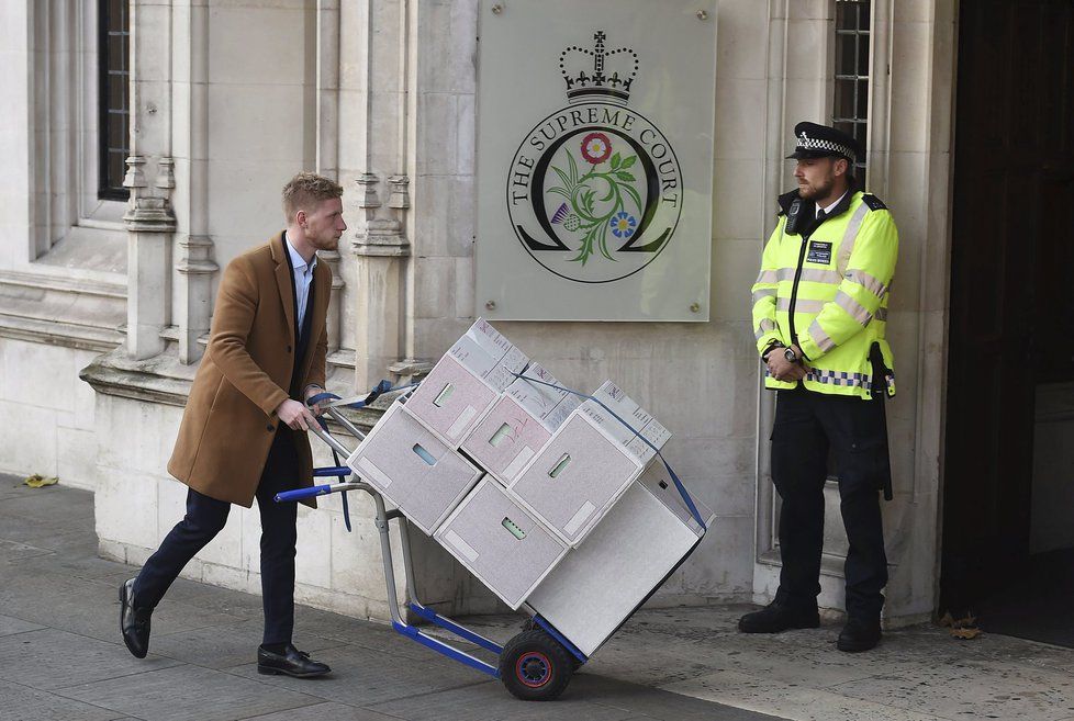 Před budovou Nejvyššího soudu protestovali příznivci i odpůrci Brexitu.