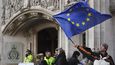 Před budovou Nejvyššího soudu protestovali příznivci i odpůrci Brexitu