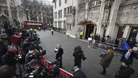 Před budovou Nejvyššího soudu protestovali příznivci i odpůrci brexitu.