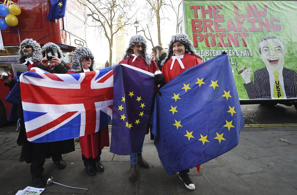 Před budovou Nejvyššího soudu protestovali příznivci i odpůrci Brexitu.