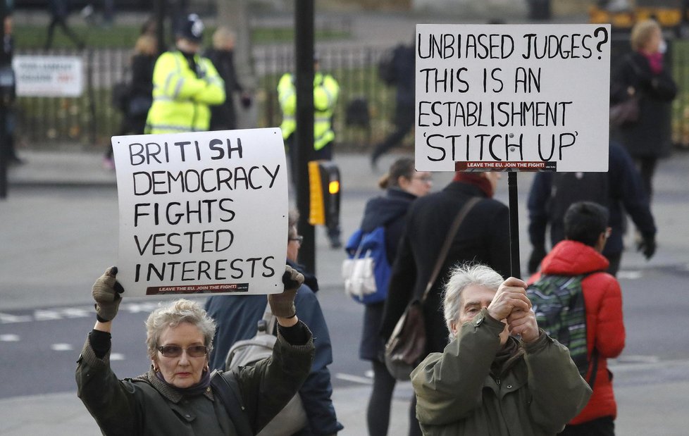 Před budovou Nejvyššího soudu protestovali příznivci i odpůrci Brexitu.