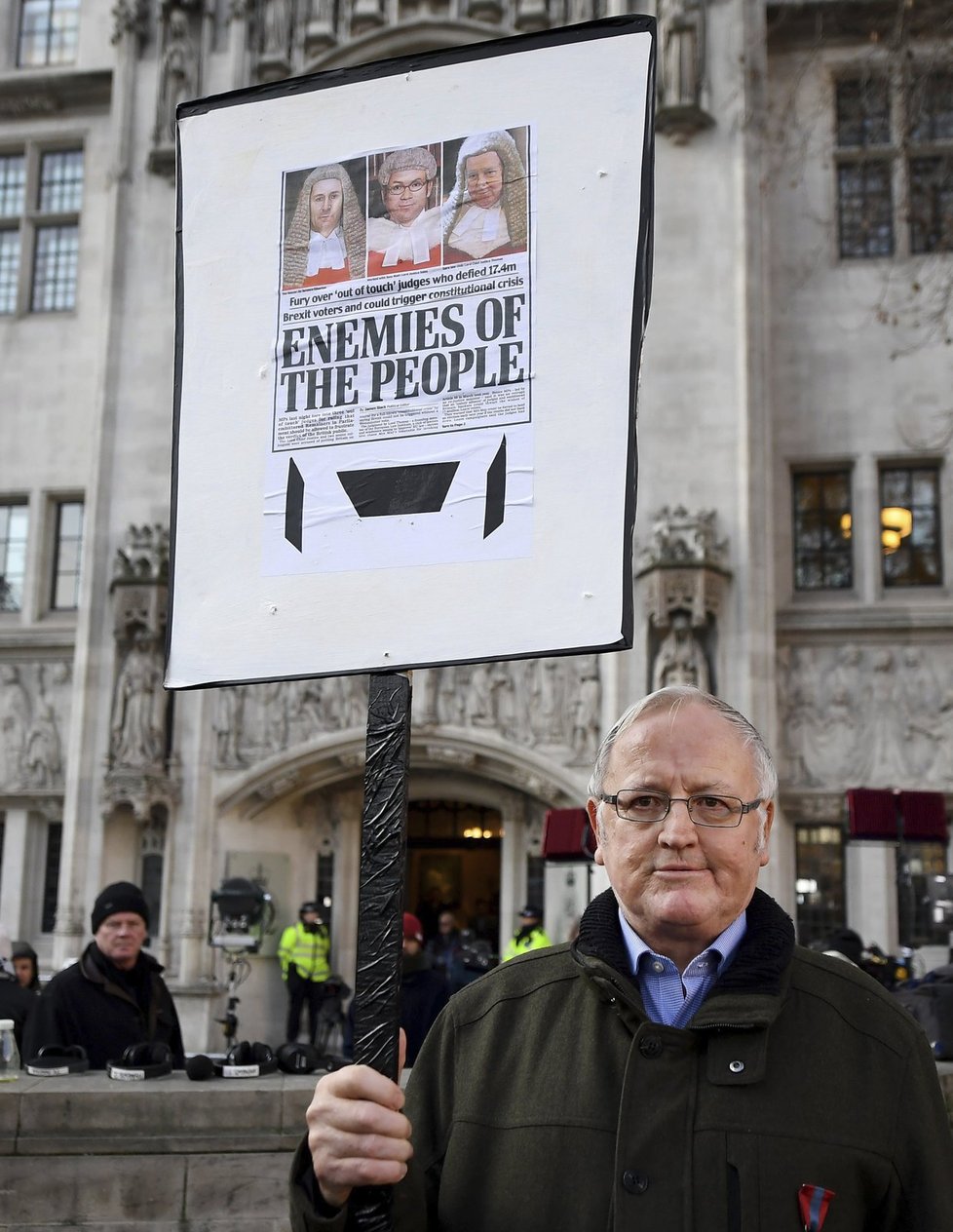 Před budovou Nejvyššího soudu protestovali příznivci i odpůrci Brexitu.