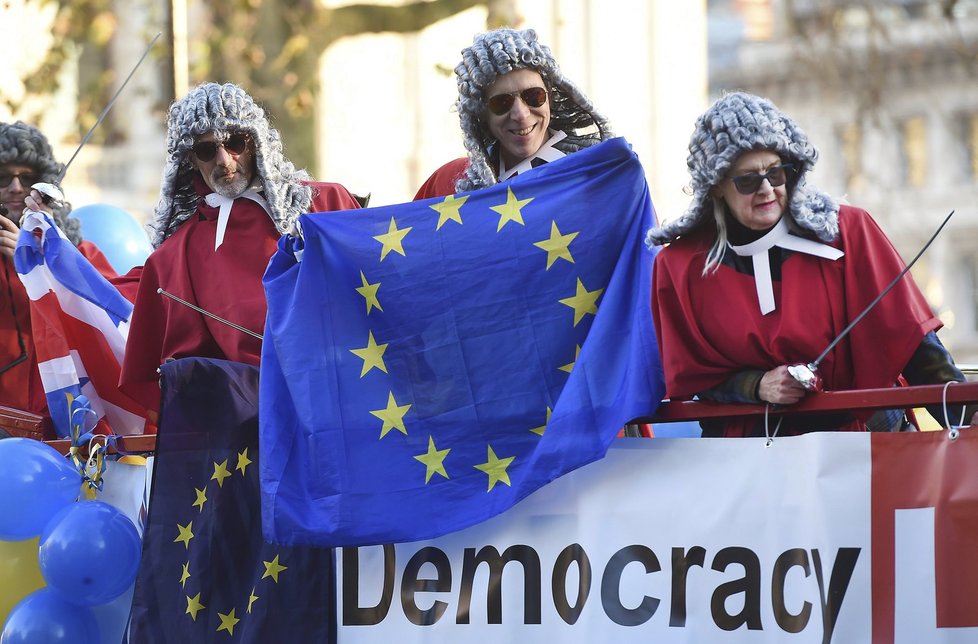 Před budovou Nejvyššího soudu protestovali brexitu.