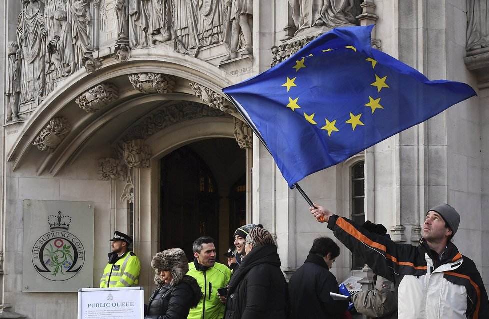 Před budovou Nejvyššího soudu protestovali příznivci i odpůrci Brexitu.