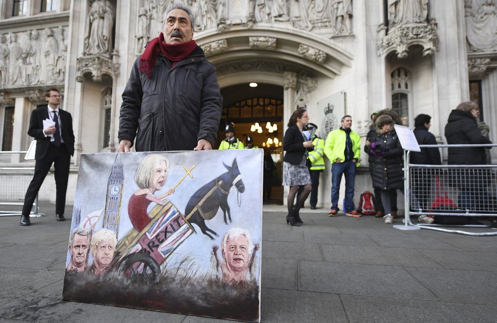 Před budovou Nejvyššího soudu protestovali příznivci i odpůrci Brexitu.