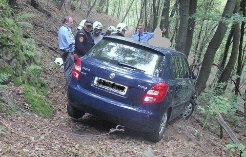 Zkracoval si cestu lesem, ale do cíle nedojel: Zabodl se přímo do stromu