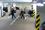 Policisté pátrají po dvojici mužů, kteří z podzemních garážích z uzamčeného auta ukradli lyžařské vybavení v hodnotě desítek tisíc korun. (11. březen 2023)
