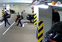 Zlodějům se zachtělo na lyže: Místo v obchodě si je na Proseku vzali z cizího auta